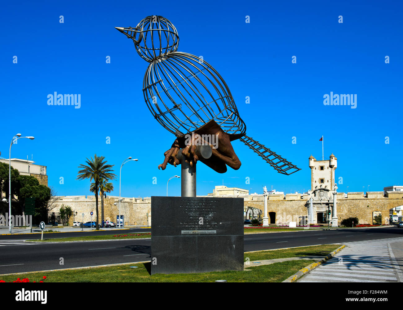 Sculpture oiseau en cage, Pájaro-Jaula, par Luis Quintero, Plaza de la Constitucion, Cádiz, Andalousie, Espagne Banque D'Images