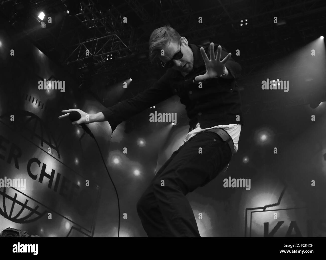 Londres, Royaume-Uni, 26 juin 2015 : Kaiser Chiefs Ricky Wilson ( ce fichier a été modifié numériquement à monochrome ) sur la scène du Br Banque D'Images