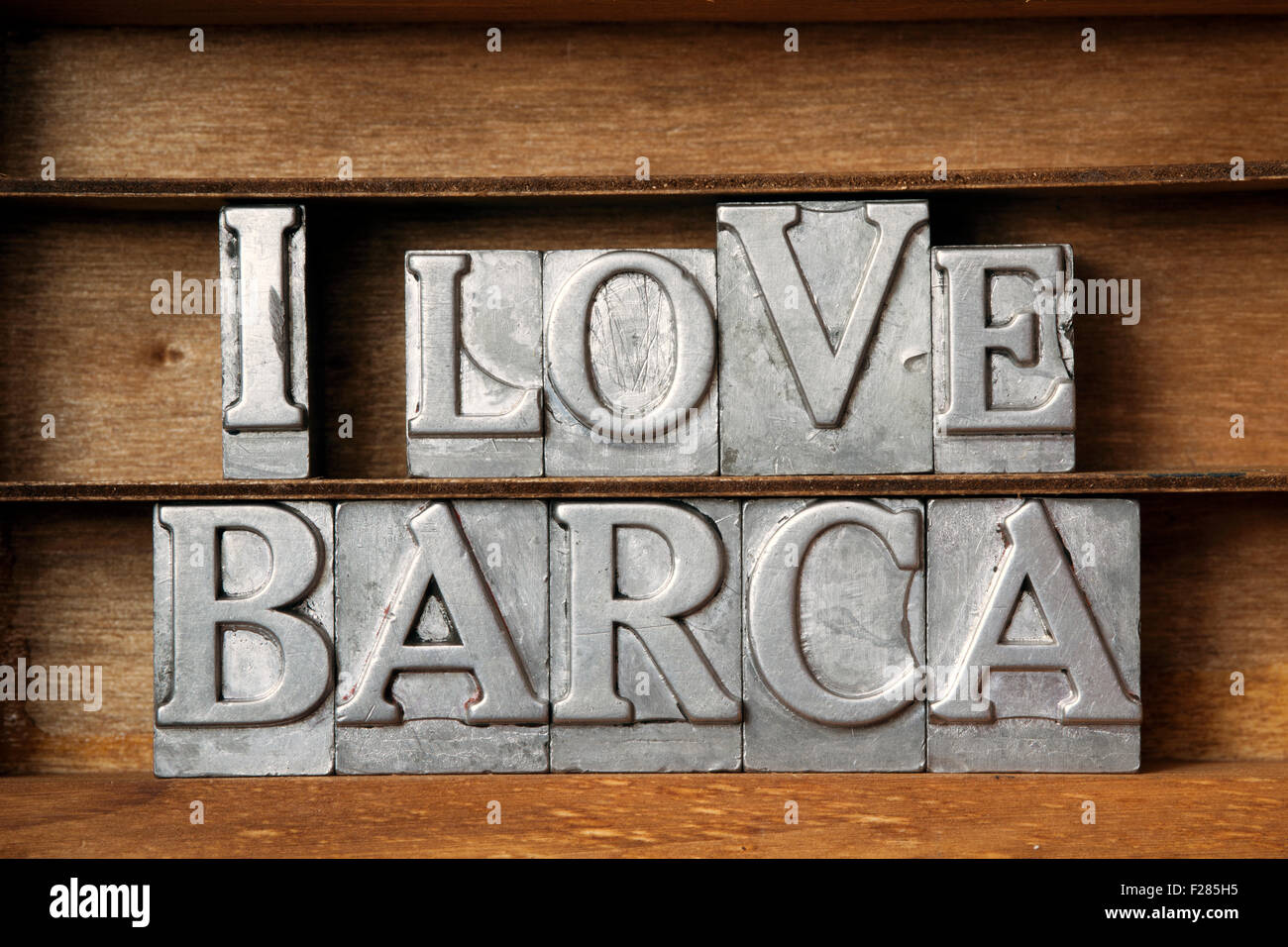 J'aime le Barça fait à partir de la phrase type letterpress métallique sur plateau en bois Banque D'Images