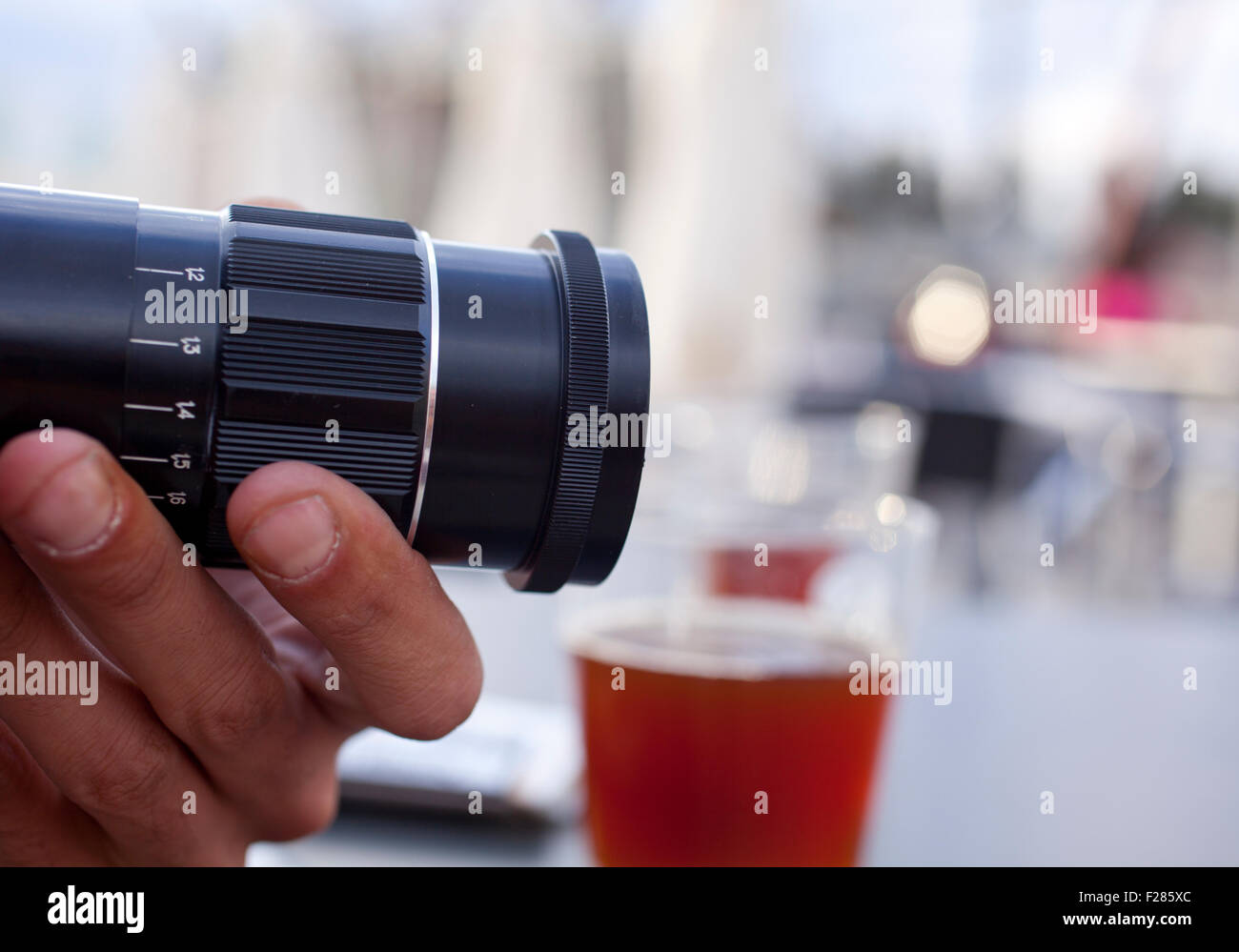 Photographe prendre une photo avec appareil photo vintage Banque D'Images