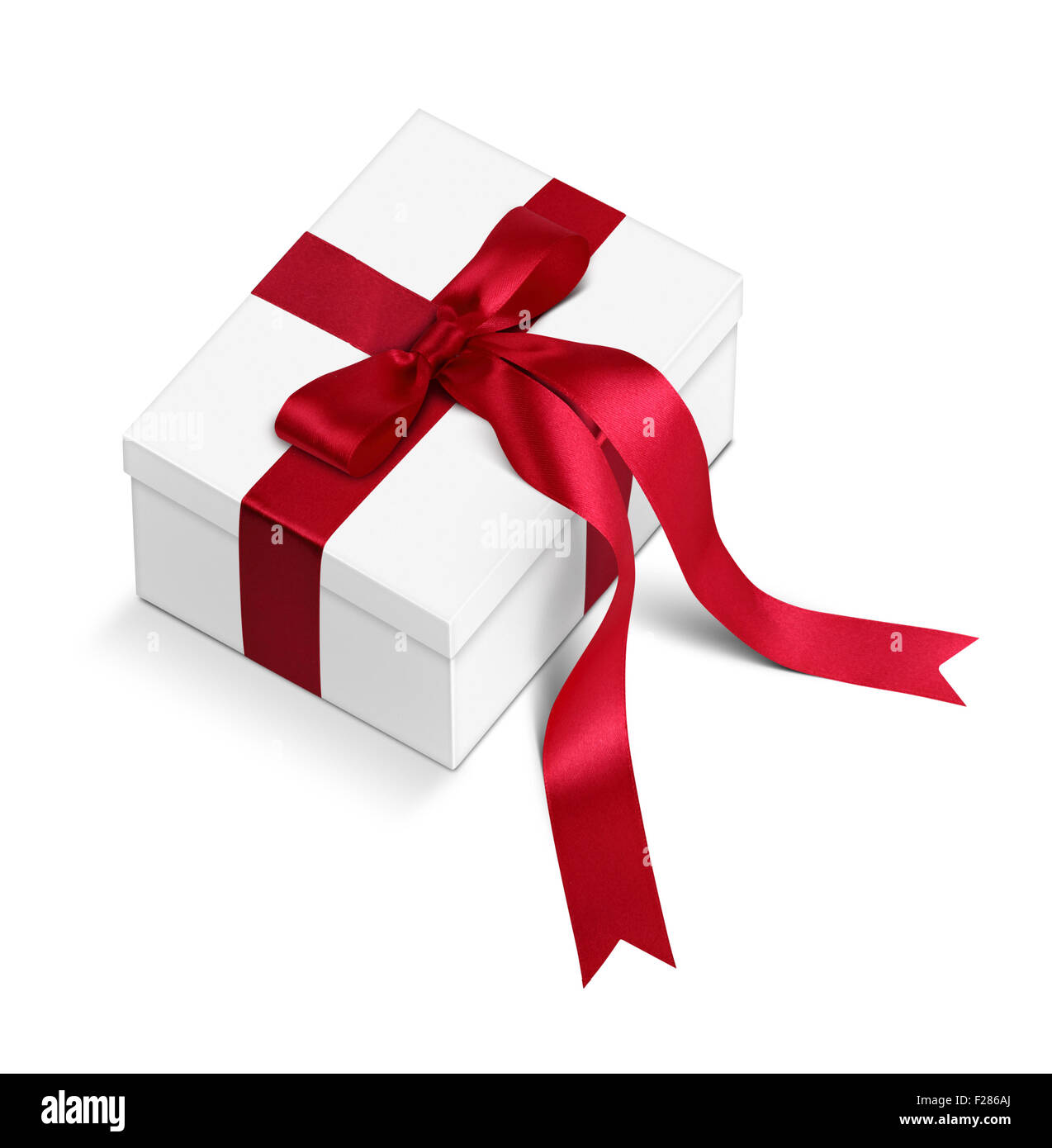 Boîte-cadeau avec de longs rubans rouges et bow isolated on white, path Banque D'Images