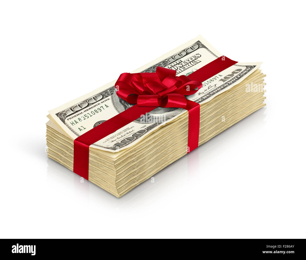 Don de l'argent, pile de cash avec arc rouge isolé sur fond blanc Banque D'Images