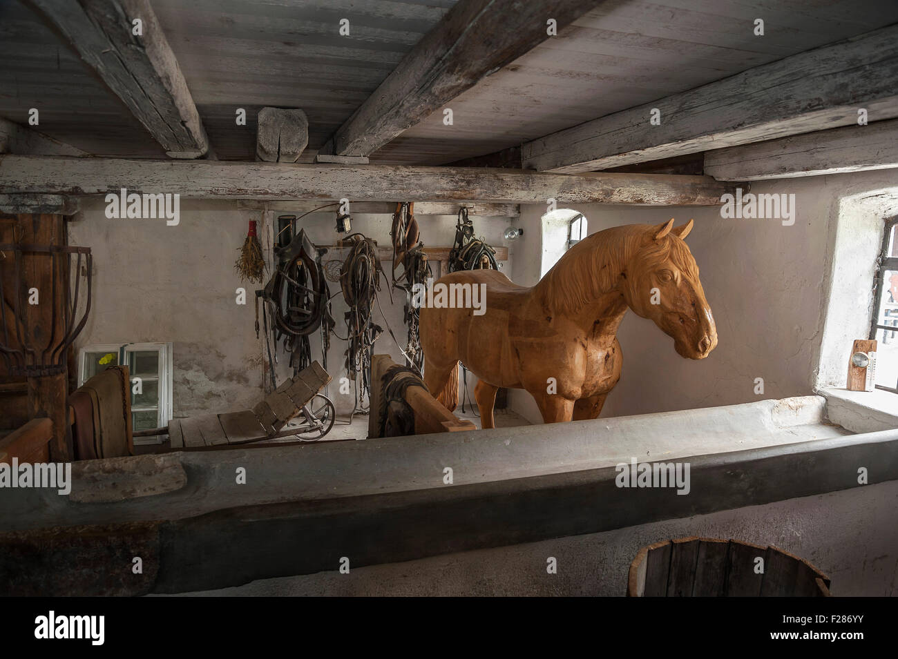 Cheval de bois dans l'écurie, farm museum Jexhof, Schöngeising, Bavière, Allemagne Banque D'Images