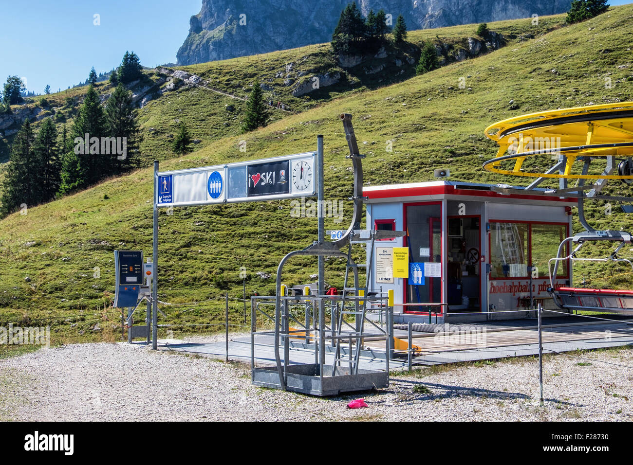 Ski-lift Hochalpbahn point d'embarquement en Bavière, Allemagne. Vue depuis la montagne Breitenberg à Tannheim, Alpes bavaroises Banque D'Images