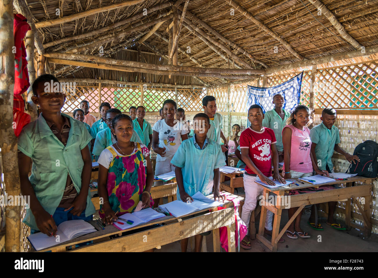 Classe d'école, avec des enfants, environ 14 ans, à l'école à Morondava, Madagascar Banque D'Images