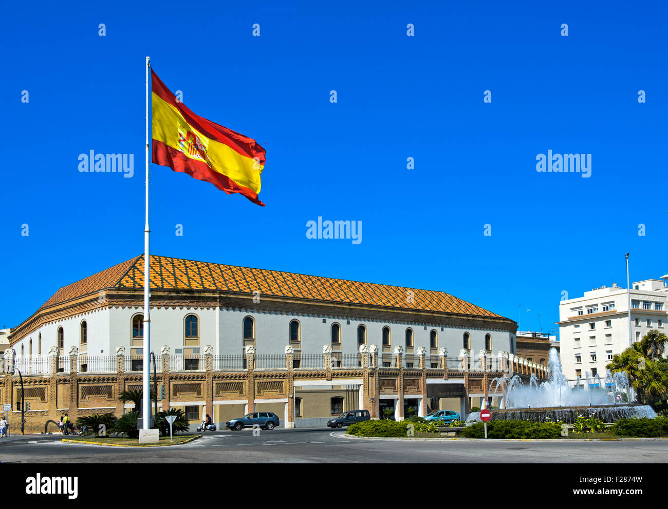 Le drapeau national espagnol au Palais des Congrès, de la Plaza de Séville, Cadiz Province, Espagne Banque D'Images