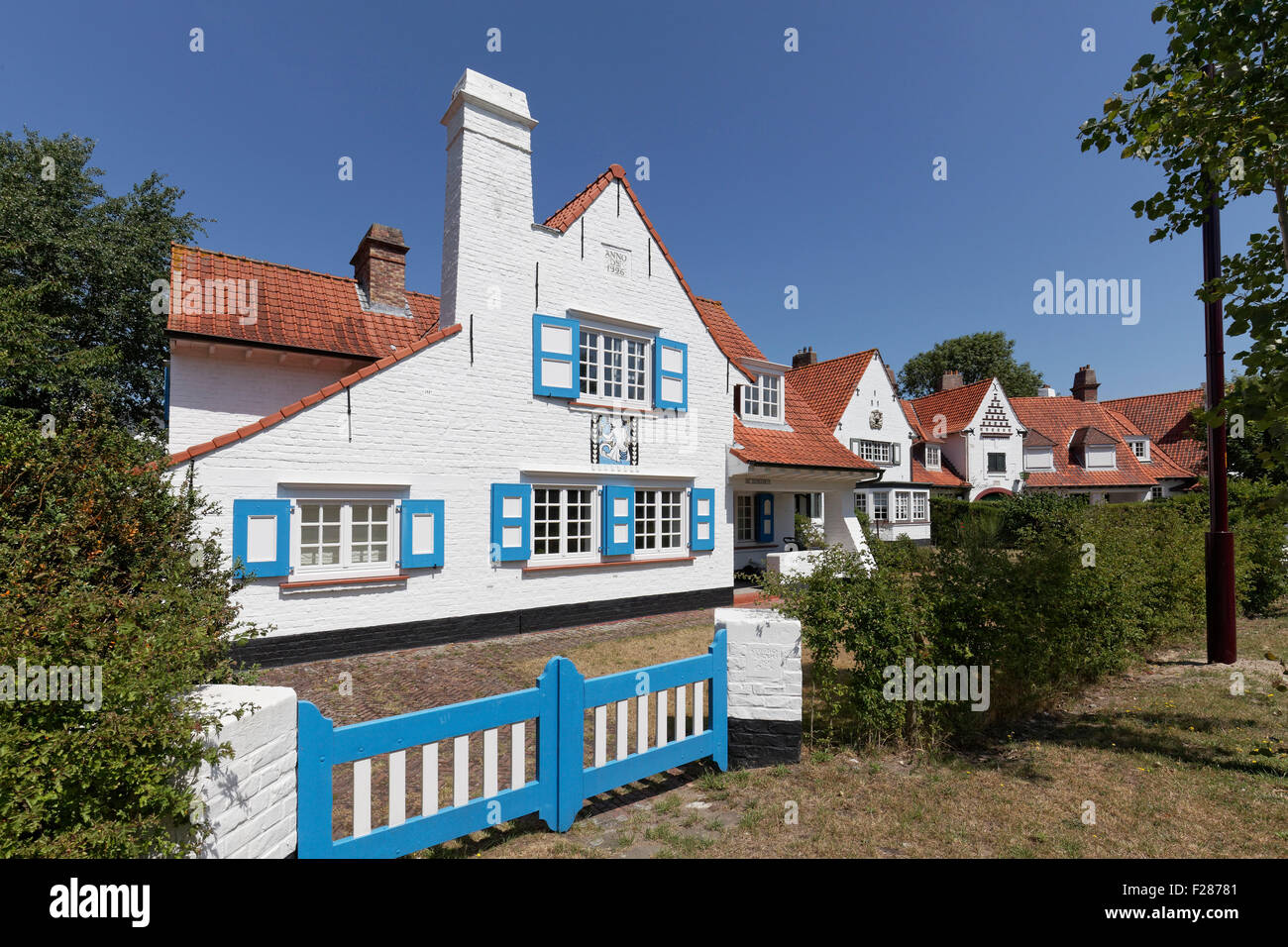 Villa blanche de 1926, style maison de campagne historique de Concessie, uptown, station balnéaire de Haan, côte belge, Flandre occidentale Banque D'Images