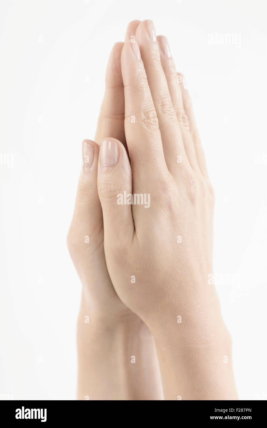 Close-up of woman mains ensemble symbolisant la prière et la gratitude, Bavière, Allemagne Banque D'Images