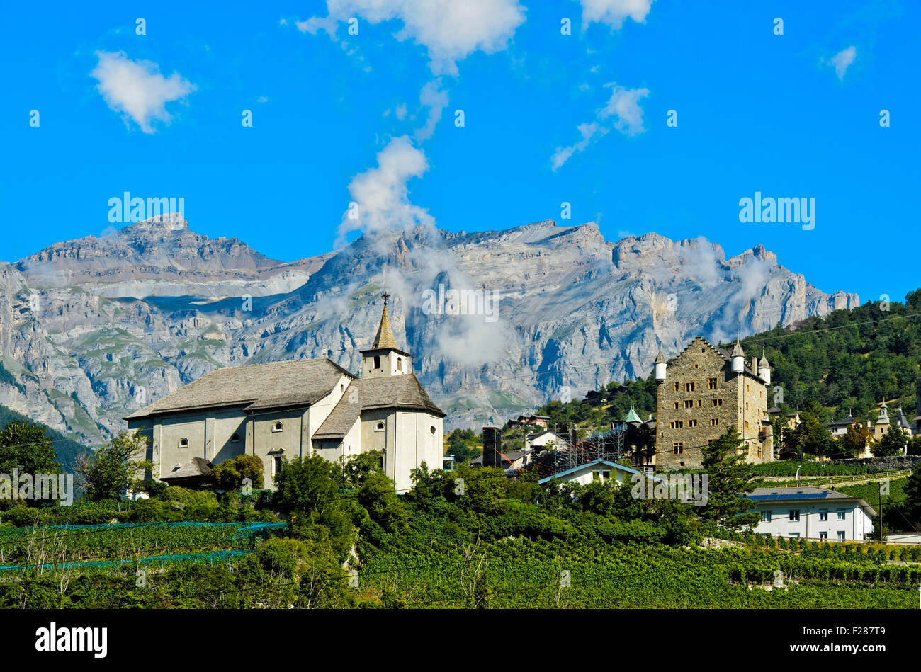 Ringacker chapelle et l'hôtel de ville au pied des Alpes Bernoises, Loèche, Canton du Valais, Suisse Banque D'Images