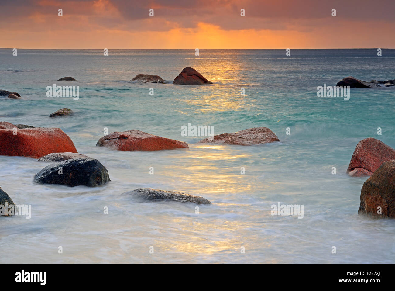 De soleil colorés à l'Anse Lazio, longue exposition, Praslin Island, Seychelles Banque D'Images