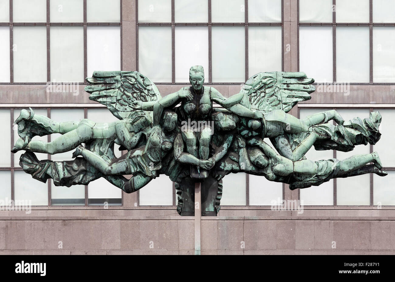 Sculpture d'une déesse ailée, déesse de la victoire, en face de l'immeuble des PTT, de la mer du Nord, Oostende Ostende resort Banque D'Images