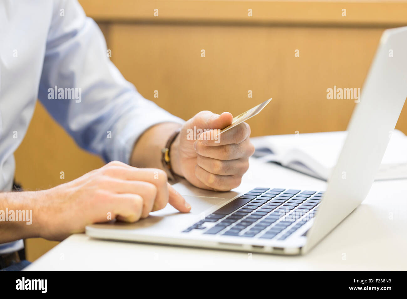 L'homme d'affaires occasionnels de payer en ligne par carte de crédit. Banque D'Images