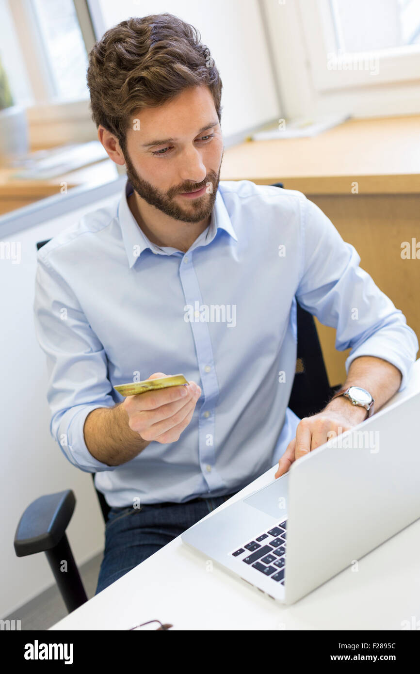 L'homme d'affaires occasionnels de payer en ligne par carte de crédit. Banque D'Images