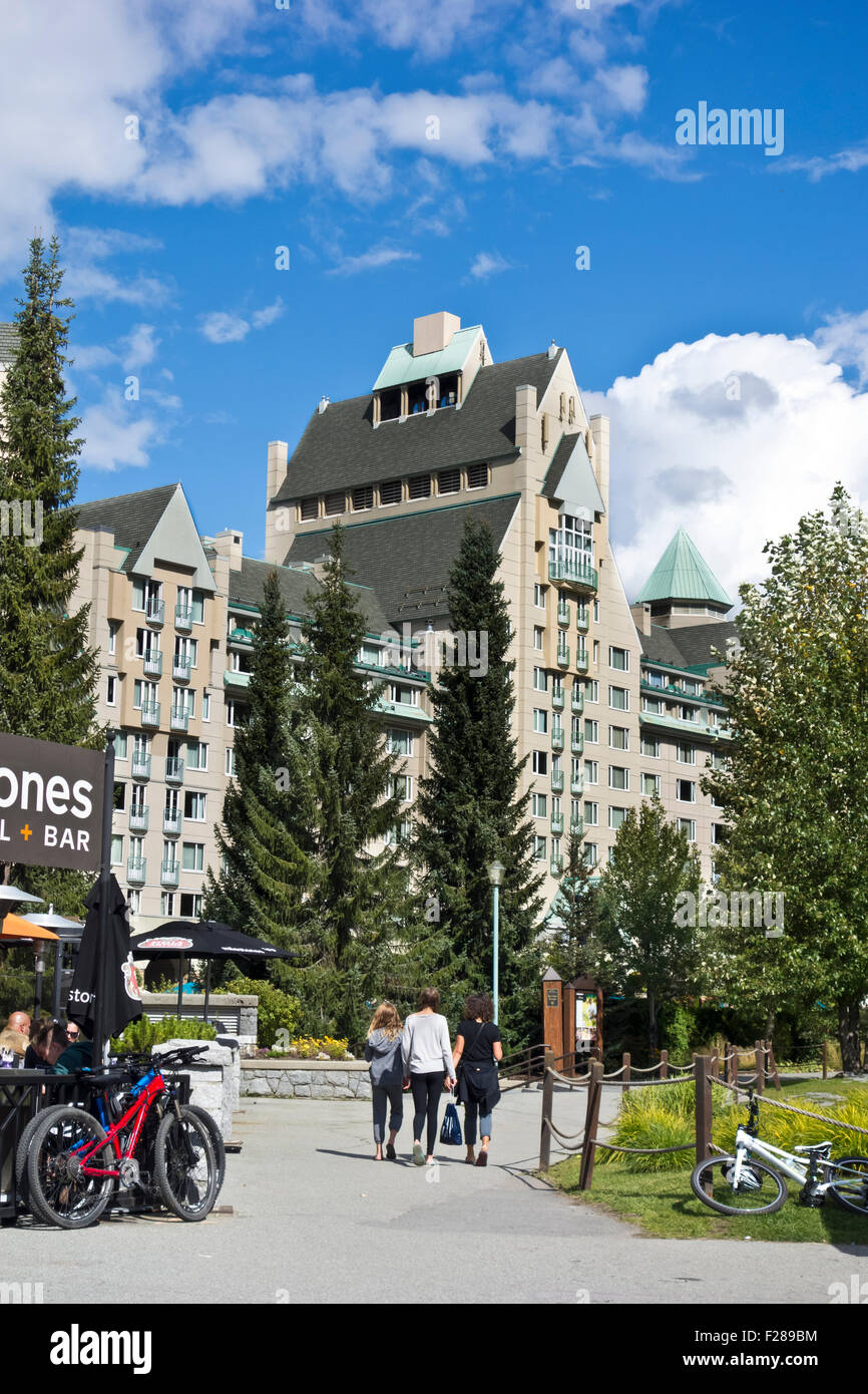 Dans la région de Fairmont Chateau Whistler Blackcomb () village de Whistler, C.-B., Canada. L'été, les gens marcher, belle journée. Banque D'Images