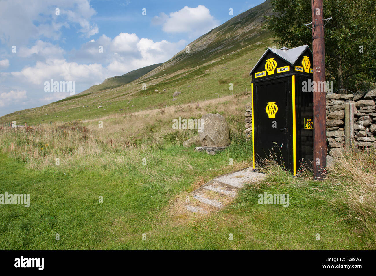 Téléphone d'urgence AA fort à Dunmail soulever, Cumbria, Lake District, England, UK. Banque D'Images