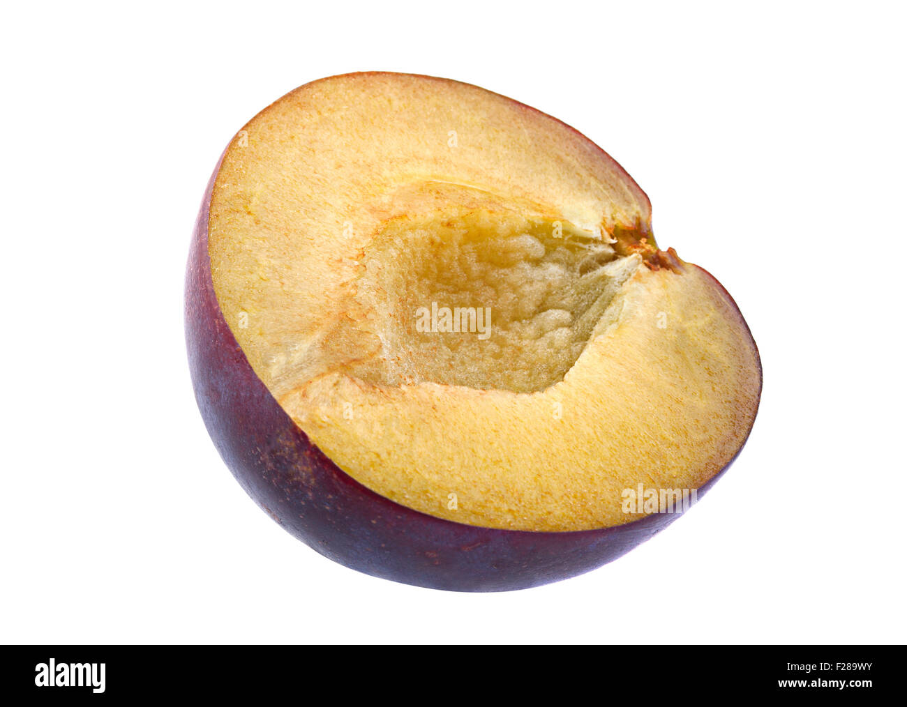 Gros plan de la coupe de fruits prune isolated on white Banque D'Images