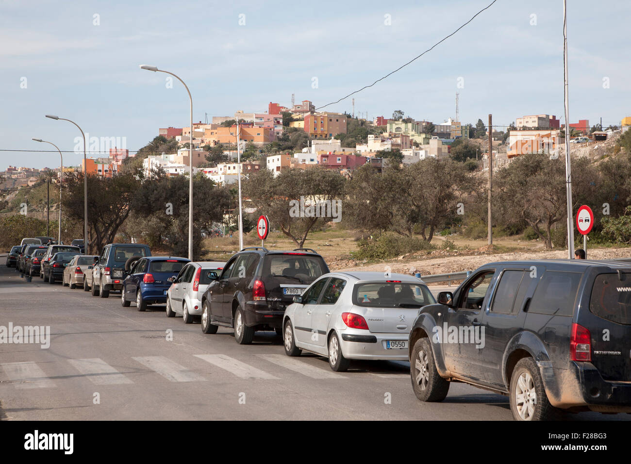 File de voitures d'attente à la frontière marocaine dans la ville autonome de Melilla territoire espagnol de l'État en Afrique du Nord, Espagne voitures line up Banque D'Images