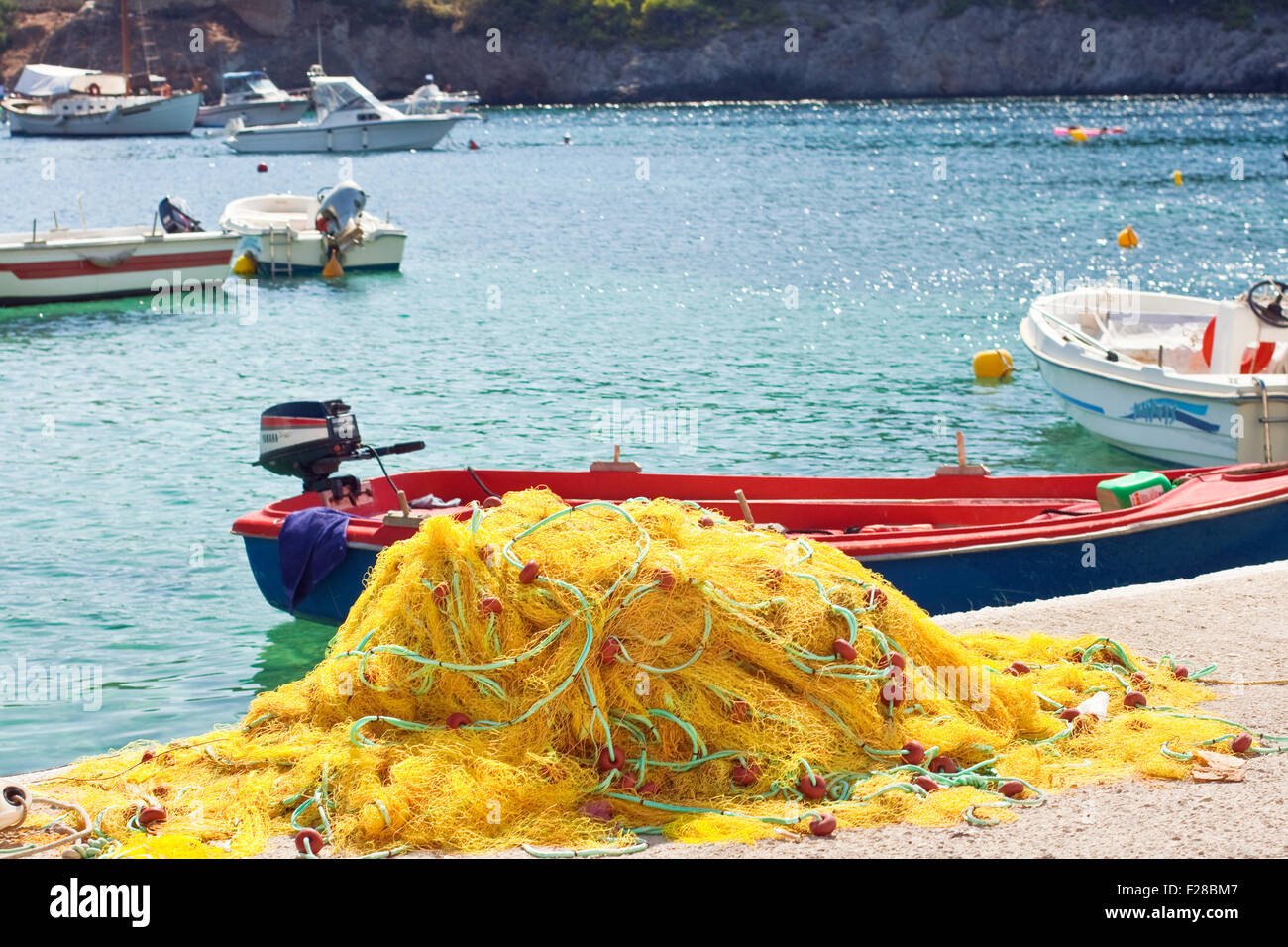 Les filets de pêche et voile jaune Banque D'Images