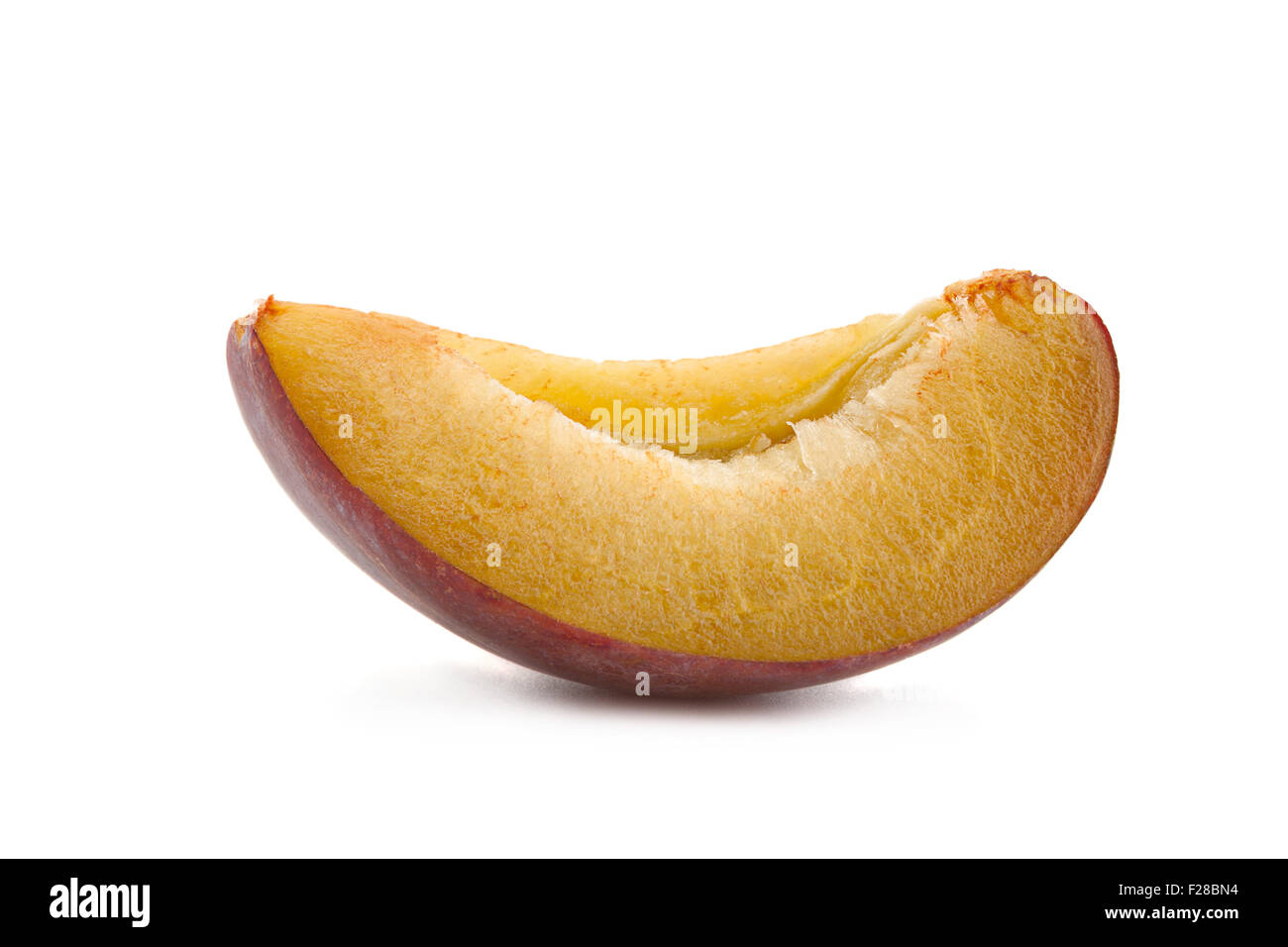 Gros plan de la coupe de fruits prune isolated on white Banque D'Images