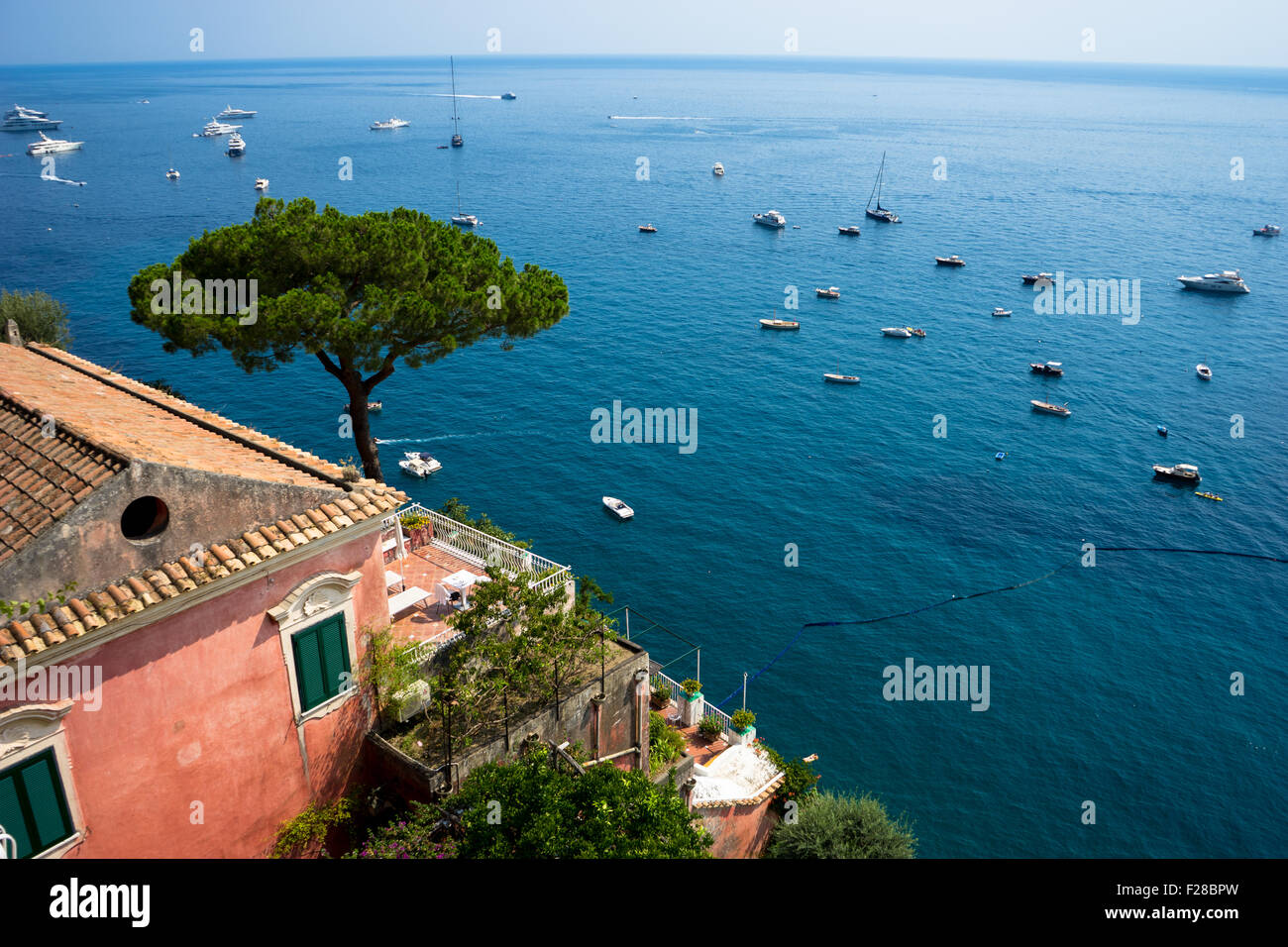 Une rose parfaite villa surplombe la mer d'Amalfi à Positano. Banque D'Images