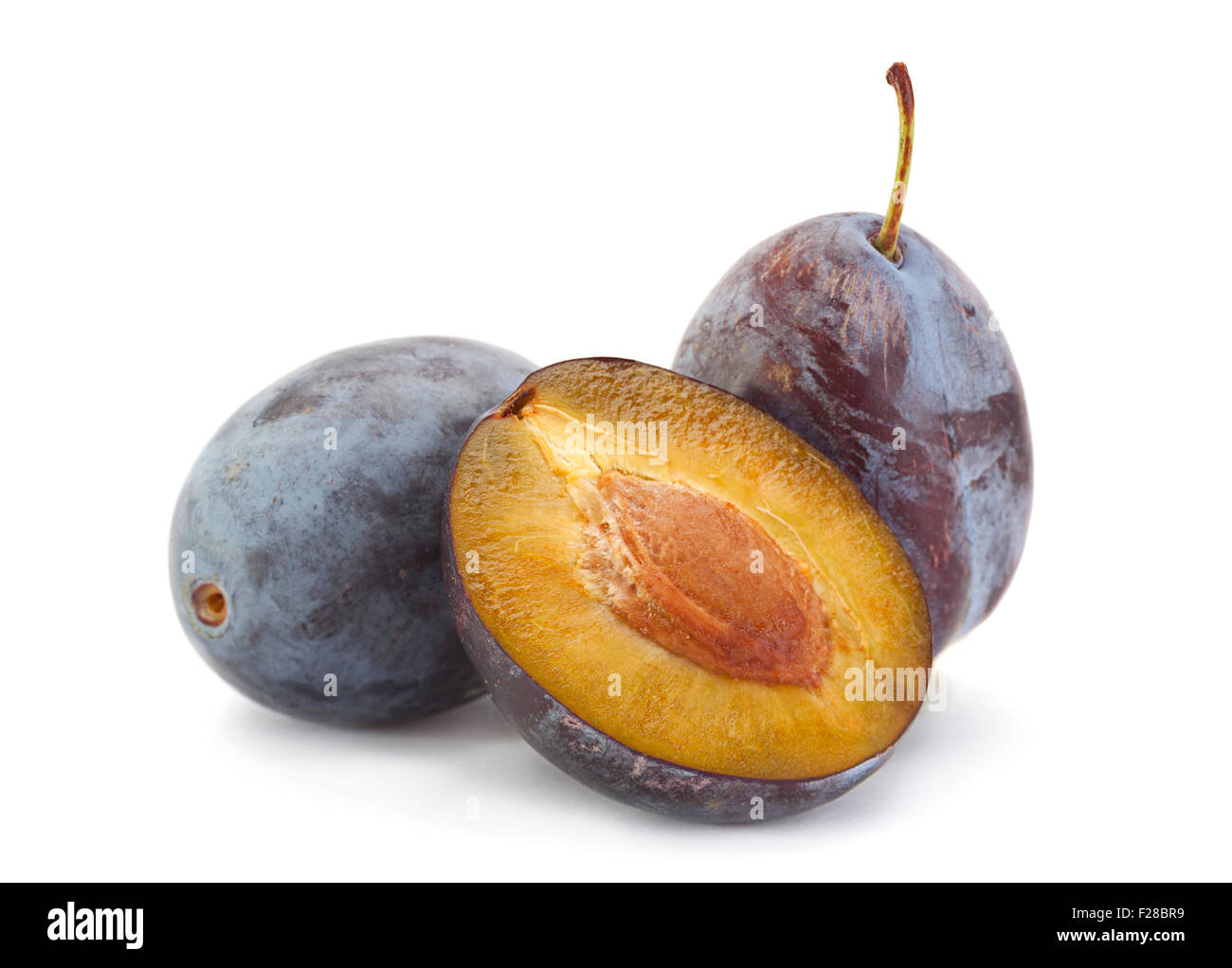 Gros plan prune isolated on white Banque D'Images