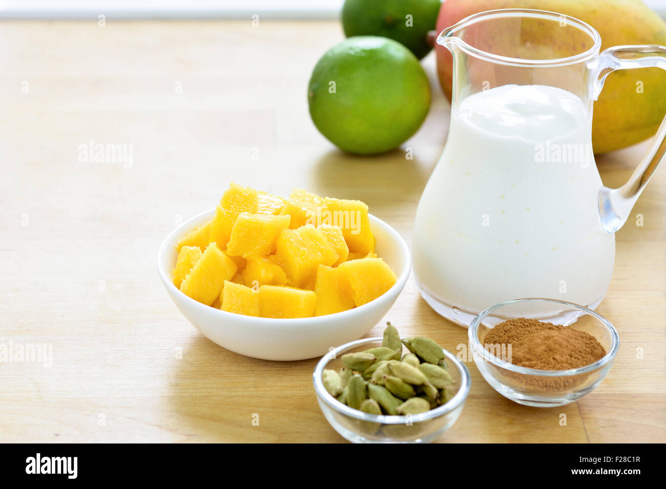 Lassi à la mangue ingrédients. Mangue et du yaourt, yogourt, cardamome, cannelle. Focus sélectif. Copier l'espace. Banque D'Images
