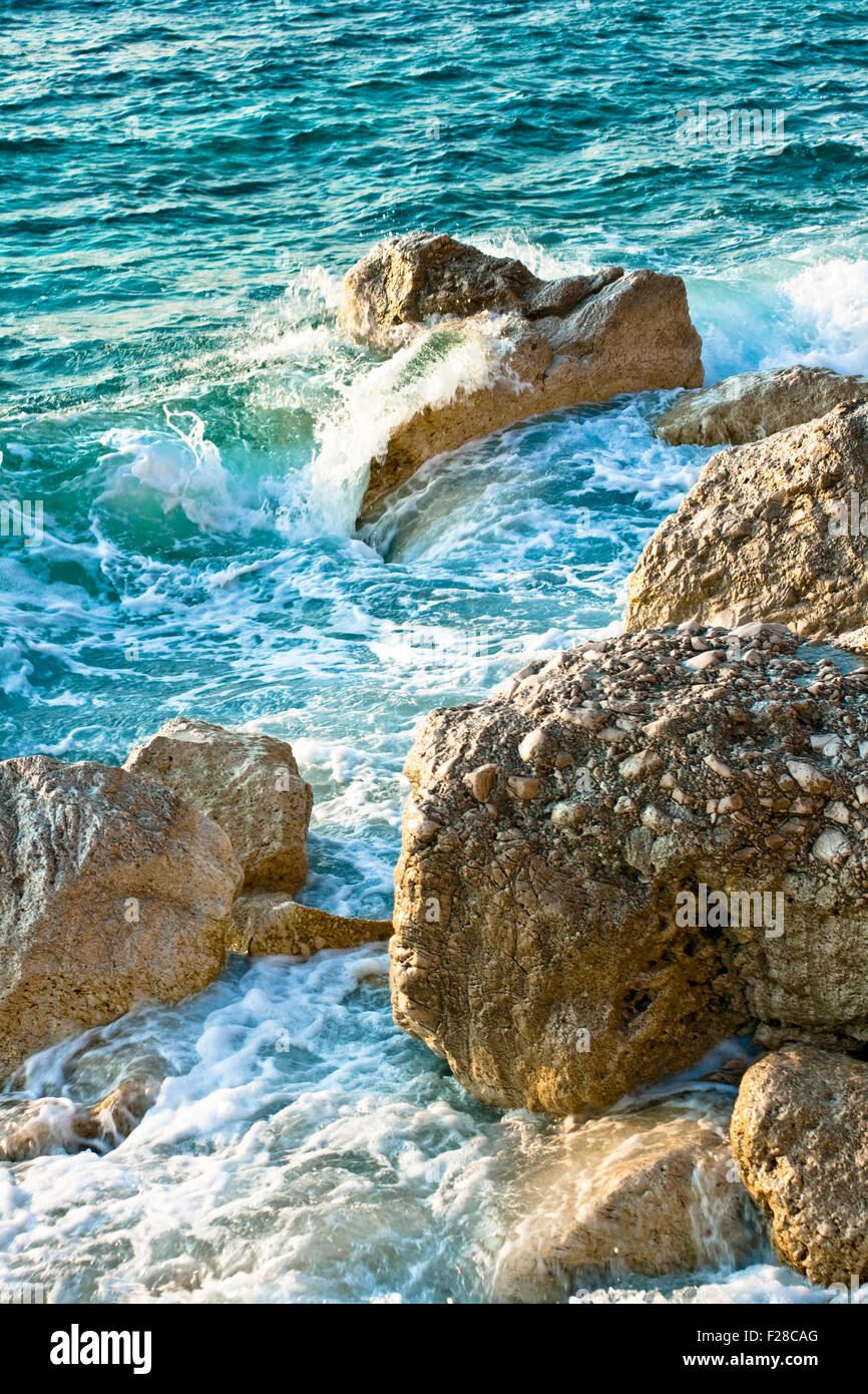 Rochers dans la mer, Platia Amos - Céphalonie, Grèce Banque D'Images