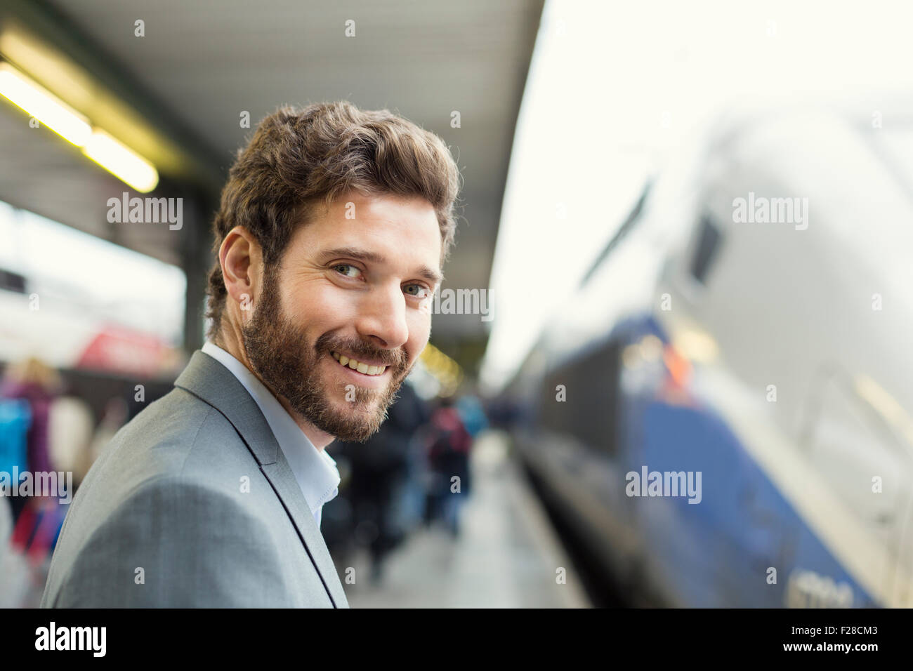 Portrait of cheerful man sur la plate-forme. à huis clos Banque D'Images