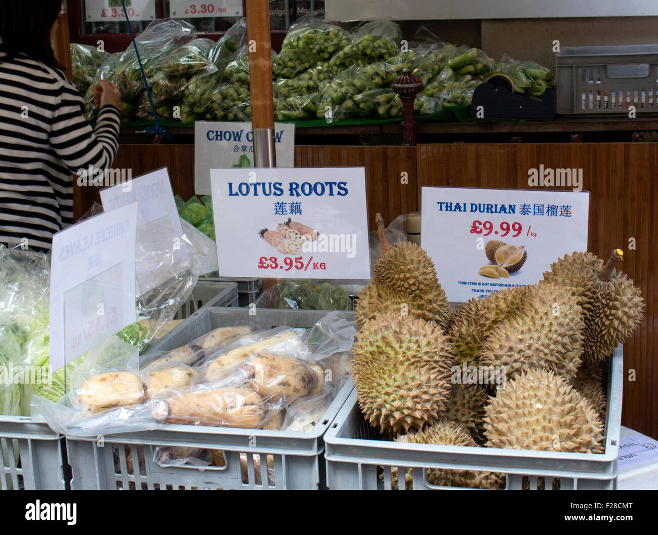 Fruits et légumes chinois sur l'échoppe de marché. Gerrard Street, Londres. Banque D'Images