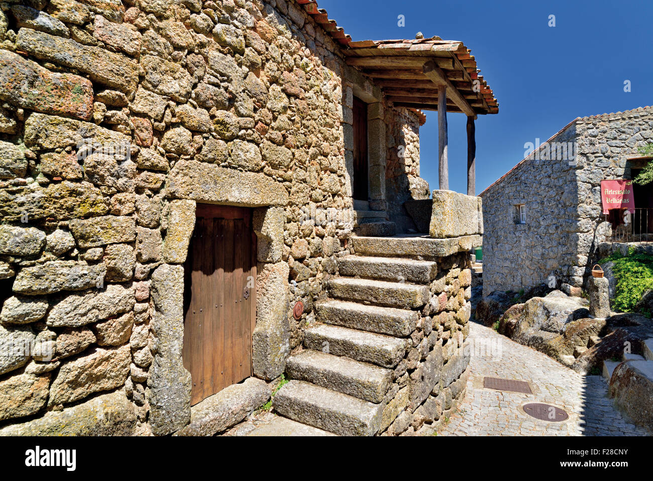 Portugal : maison en pierre restaurée dans le village historique de Monsanto Banque D'Images