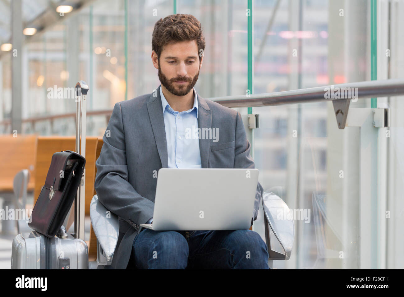 Business Man working on laptop in hall de l'aéroport Banque D'Images