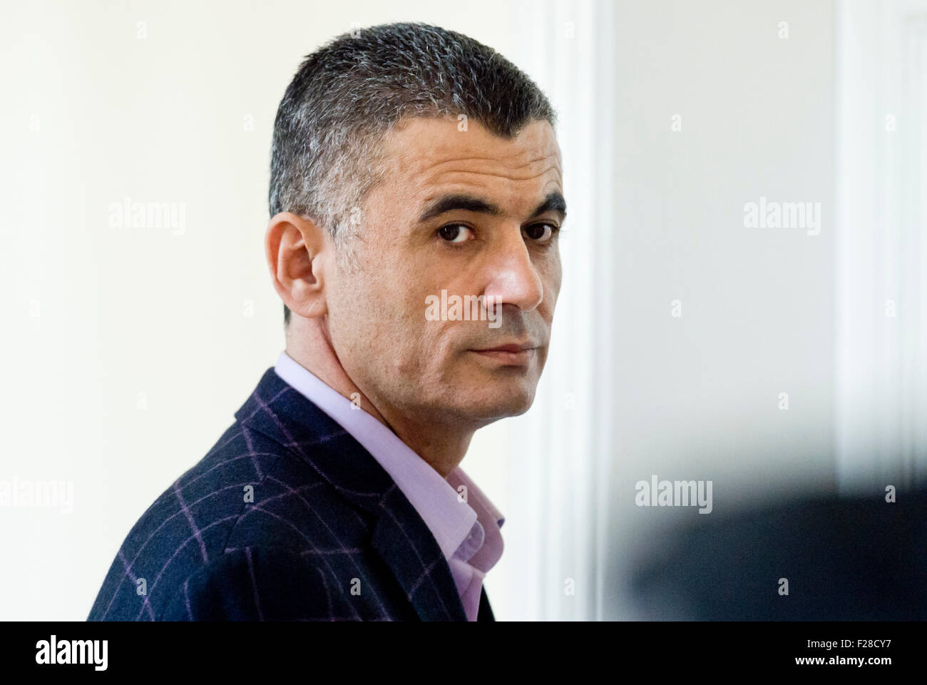 Prague, République tchèque. 14Th Sep 2015. La Cour municipale de Prague traitent de proposition visant à libérer de l'extradition de Libanais Ali Fayad (photo), Faouzi Jaber, à partir de la Côte d'Ivoire, et Khaled Marabi, un citoyen de Côte d'Ivoire et au Liban, à l'USA plus d'accusations de terrorisme. Fayad a été arrêté à Prague et les États-Unis l'ont accusé de collaborer avec les terroristes. Selon l'accusation il voulait avec deux complices vente d'armes et de drogues pour 160 millions de couronnes aux agents faisant semblant d'être membres de l'organisation terroriste colombien. © CTK/Alamy Banque D'Images