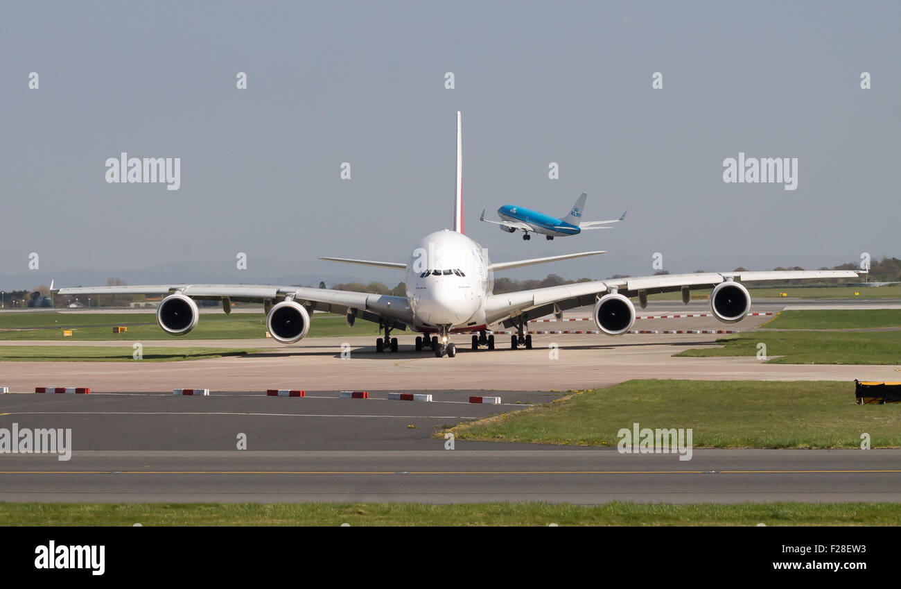 Unis Airbus A380 double-decker avion du passager l'aéroport de Manchester se roulait sur la voie de circulation. KLM Boeing 737 sur l'arrière-plan. Banque D'Images