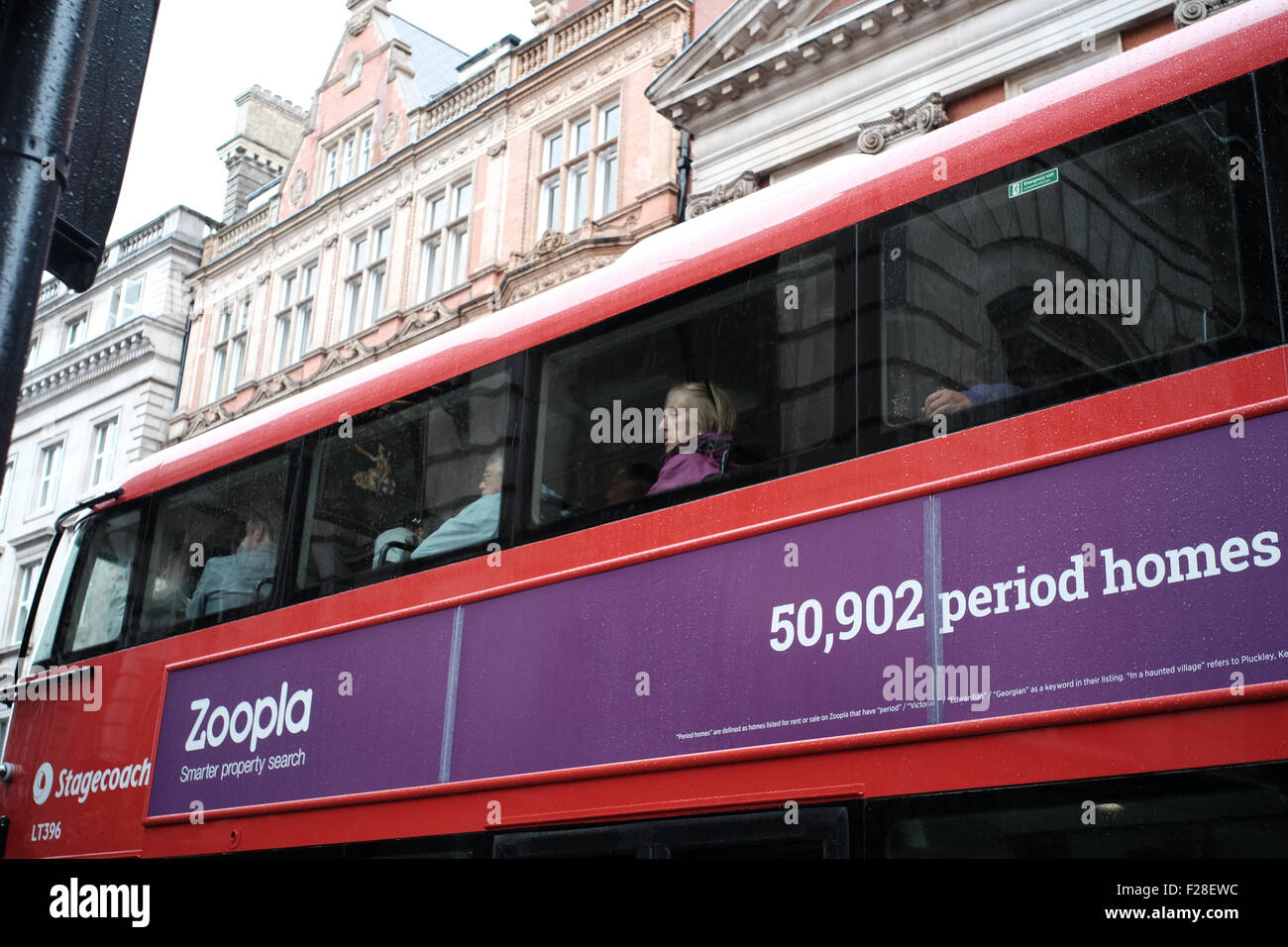 Regarder par la fenêtre les passagers à bord d'un bus de Londres sous la pluie Banque D'Images