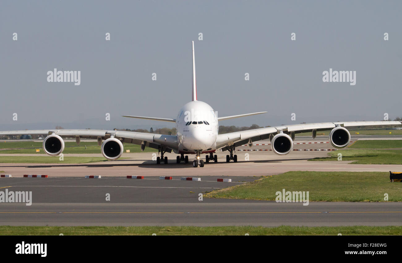 Unis Airbus A380 double-decker avion du passager l'aéroport de Manchester se roulait sur la voie de circulation. Vue avant de l'avion. Banque D'Images