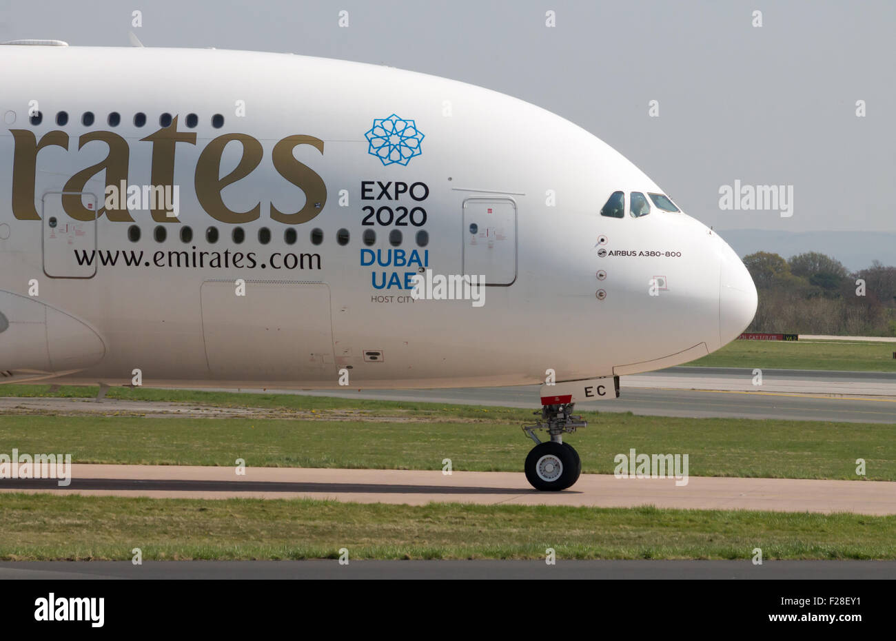 Unis Airbus A380 double-decker avion du passager l'aéroport de Manchester se roulait sur la voie de circulation. Banque D'Images