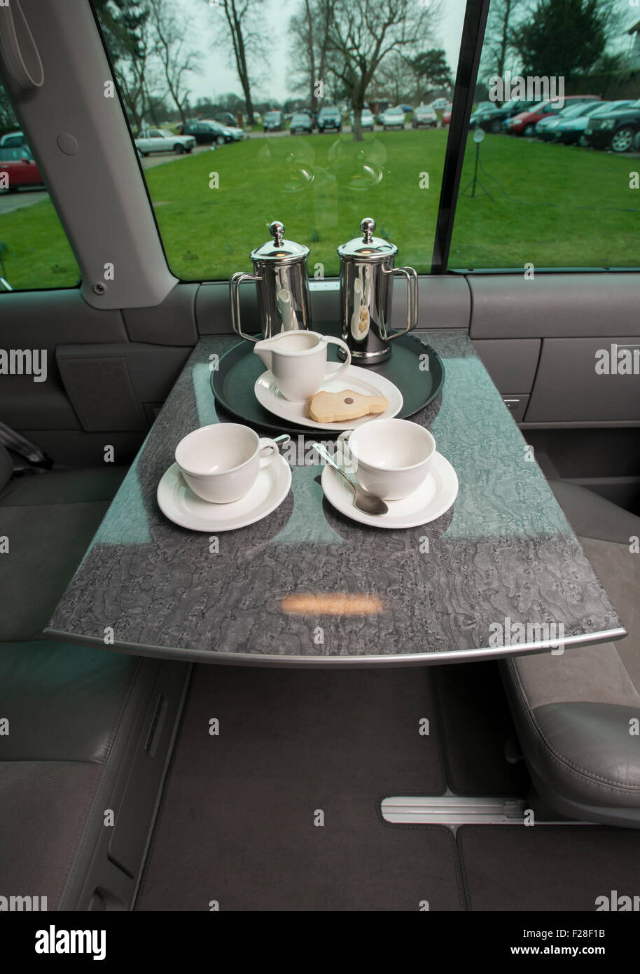 2001 Volkswagen T4 camper van, de l'intérieur table set pour une boisson chaude Banque D'Images