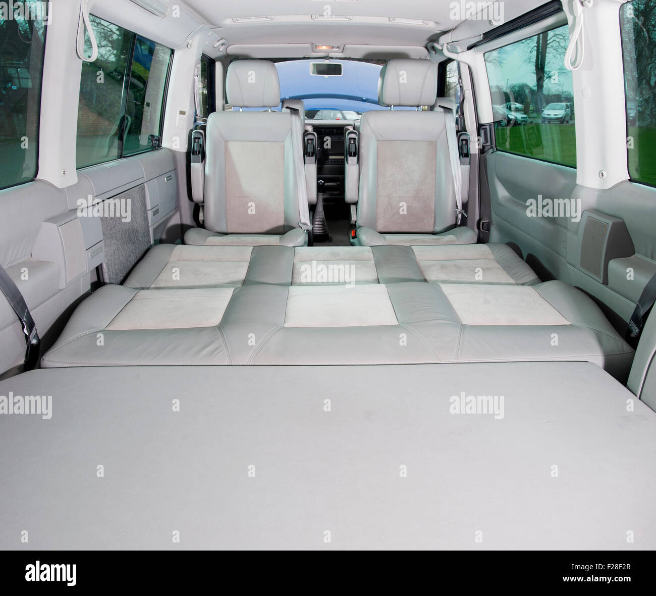 2001 Volkswagen T4 de l'intérieur de camping-car converti en grand lit  Photo Stock - Alamy