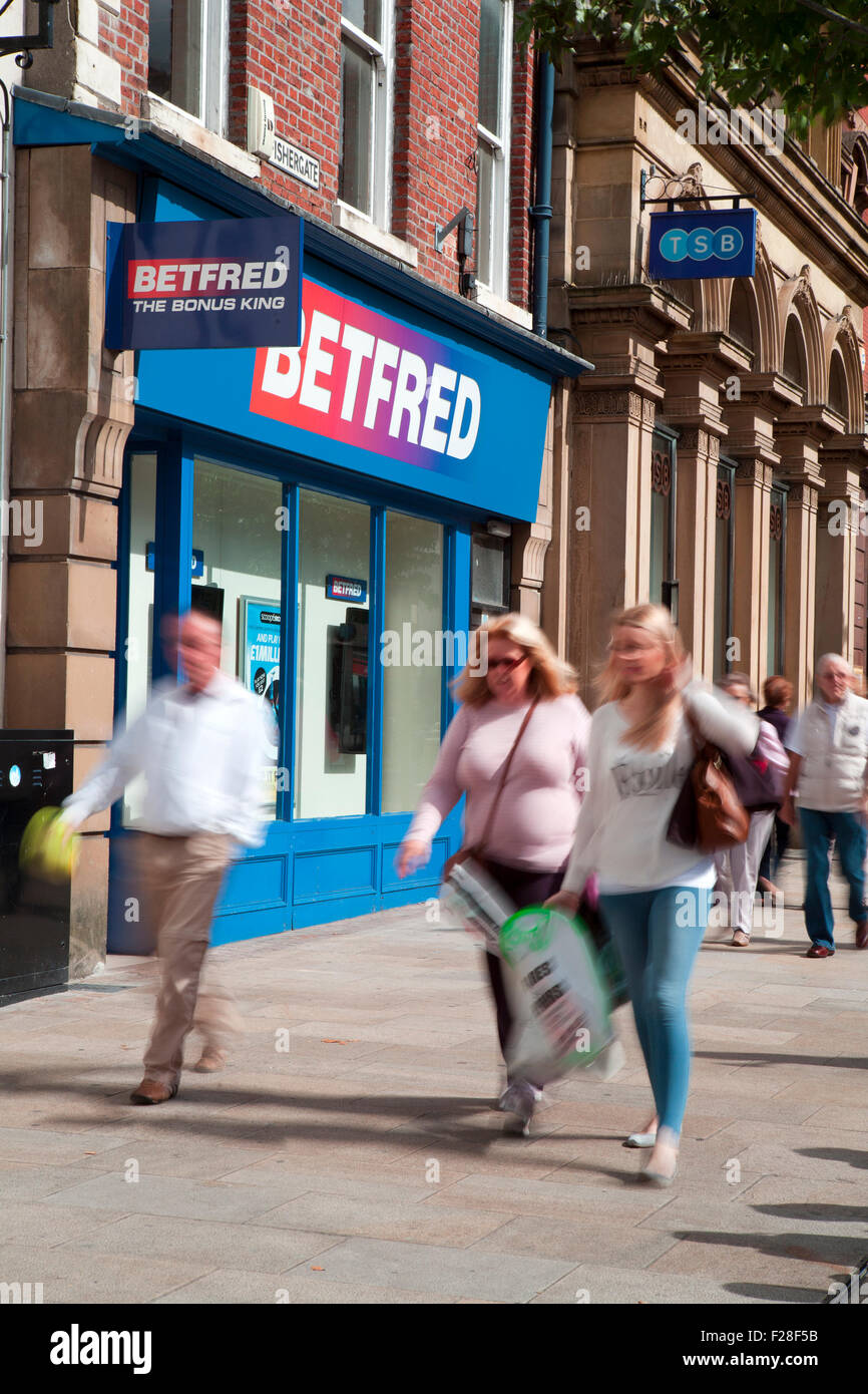 BetFred & BST Fishergate, centre-ville de Preston, Lancashire, UK _ Shoppers, boutiques, Shopping dans la rue principale et de circulation. Banque D'Images