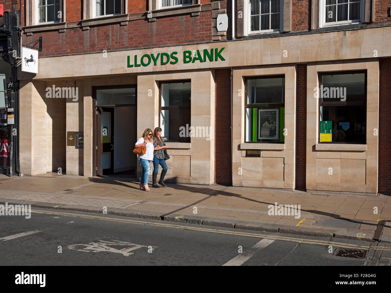 Lloyds Bank Branch Exterior pavement York North Yorkshire Angleterre Royaume-Uni Grande-Bretagne Banque D'Images