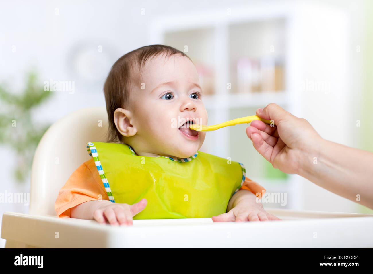 Mère nourrir bébé fille Banque D'Images