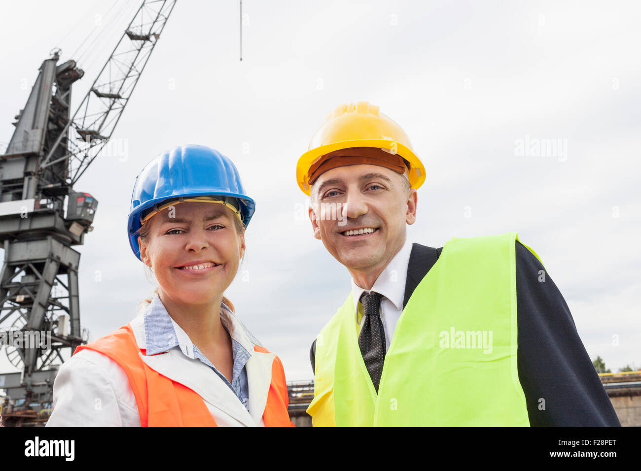 Portrait des gens d'affaires à l'Harbour et souriant, Hambourg, Allemagne Banque D'Images