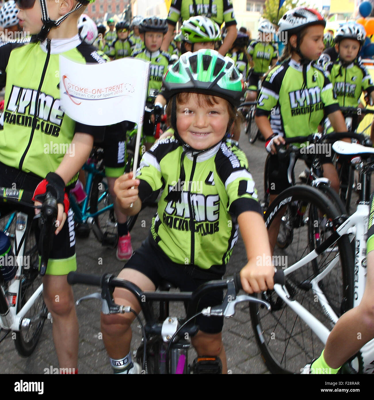 11.09.2015. Stoke, Angleterre. Tour de France Étape 6. Stoke on Trent à Nottingham. Les membres du Club de course de Lyme commencer la course Banque D'Images