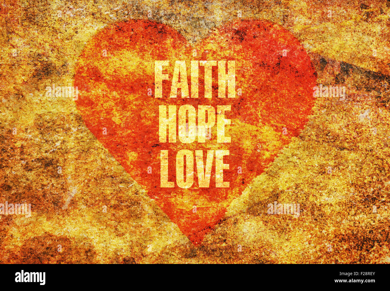 Mots Faith Hope Love écrit en lettres d'or sur un cœur rouge Banque D'Images