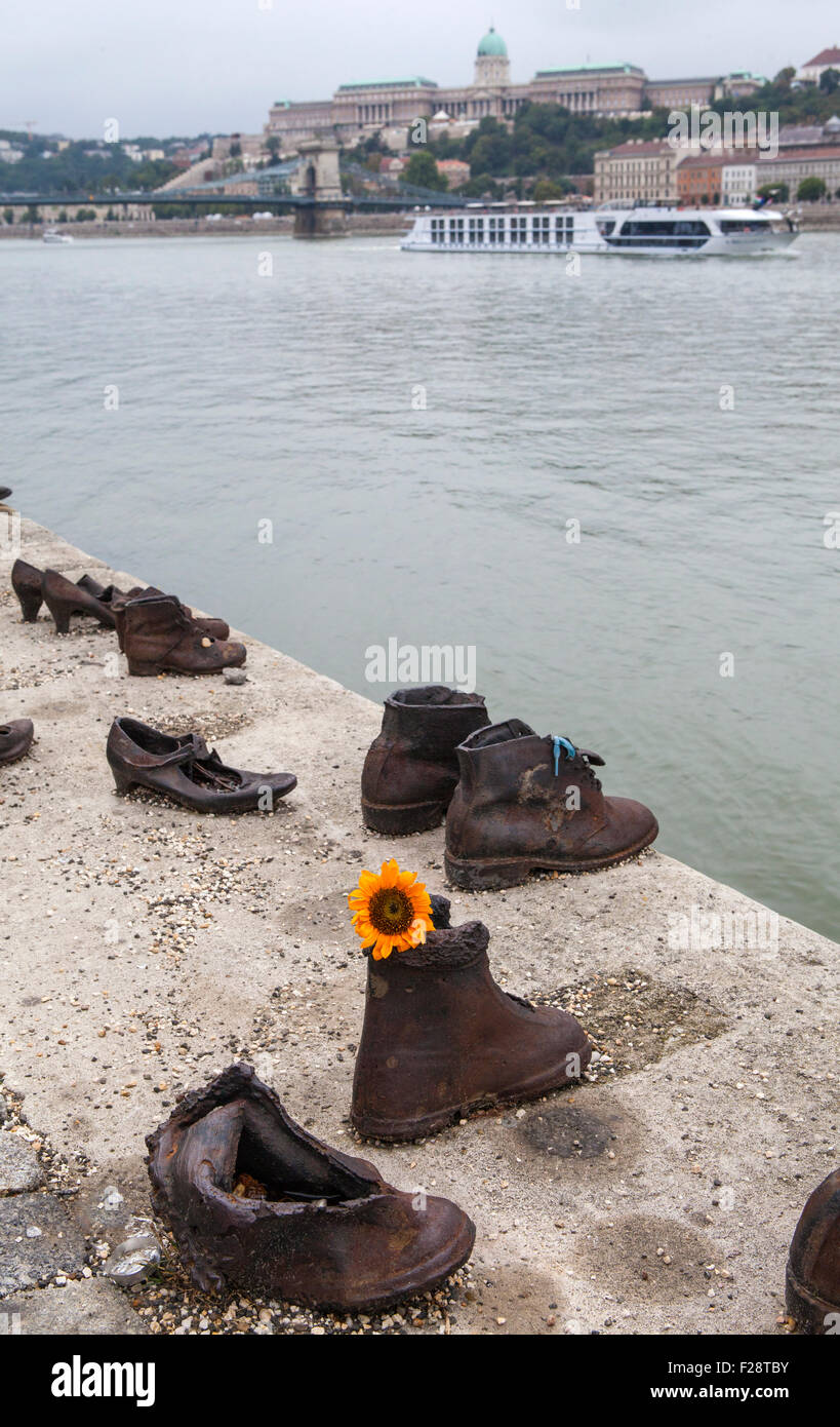 BUDAPEST, HONGRIE - 19 août 2015 : Les segments sur la rive du Danube à Budpaest Memorial, le 19 août 2015. Mémorial de l'hono Banque D'Images