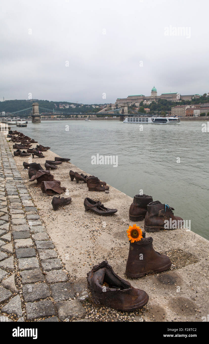 BUDAPEST, HONGRIE - 19 août 2015 : Les segments sur la rive du Danube à Budpaest Memorial, le 19 août 2015. Mémorial de l'hono Banque D'Images
