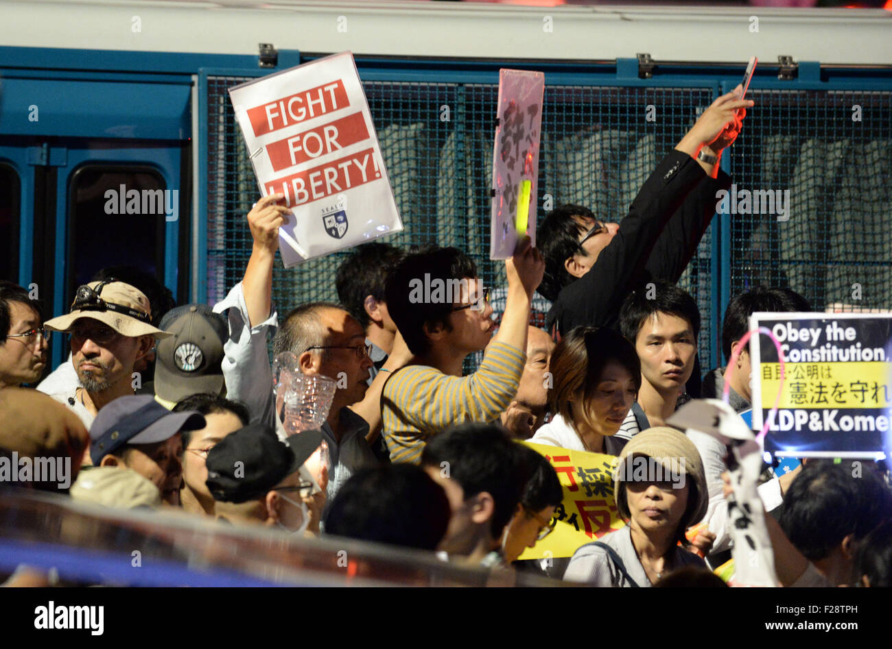 Tokyo, Japon. 14Th Sep 2015. Rassemblement des manifestants devant le parlement à Tokyo, Japon, le 14 septembre, 2015. Quelque 45 000 manifestants se sont rassemblés en japonais en face de l'édifice du parlement du pays au centre-ville de Tokyo fin lundi contre le gouvernement garanti par des projets de loi, d'essayer d'empêcher une éventuelle adoption de la loi controversée dans la chambre haute du régime alimentaire cette semaine. Credit : Ma Ping/Xinhua/Alamy Live News Banque D'Images