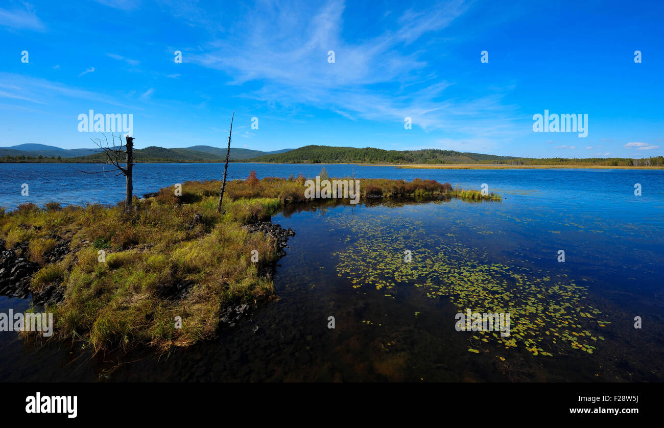 Beijing, Chine. 13 Sep, 2015. Photo prise le 13 septembre 2015 montre décor de l'automne de Dujuan dans le lac d'Arxan Hinggan, Ligue du nord de la Chine, région autonome de Mongolie intérieure. © Lian Zhen/Xinhua/Alamy Live News Banque D'Images