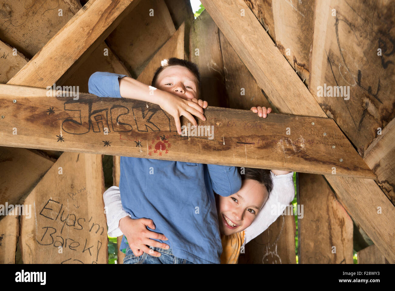 Garçon et fille jouant dans une aire de jeux, Munich, Bavière, Allemagne Banque D'Images