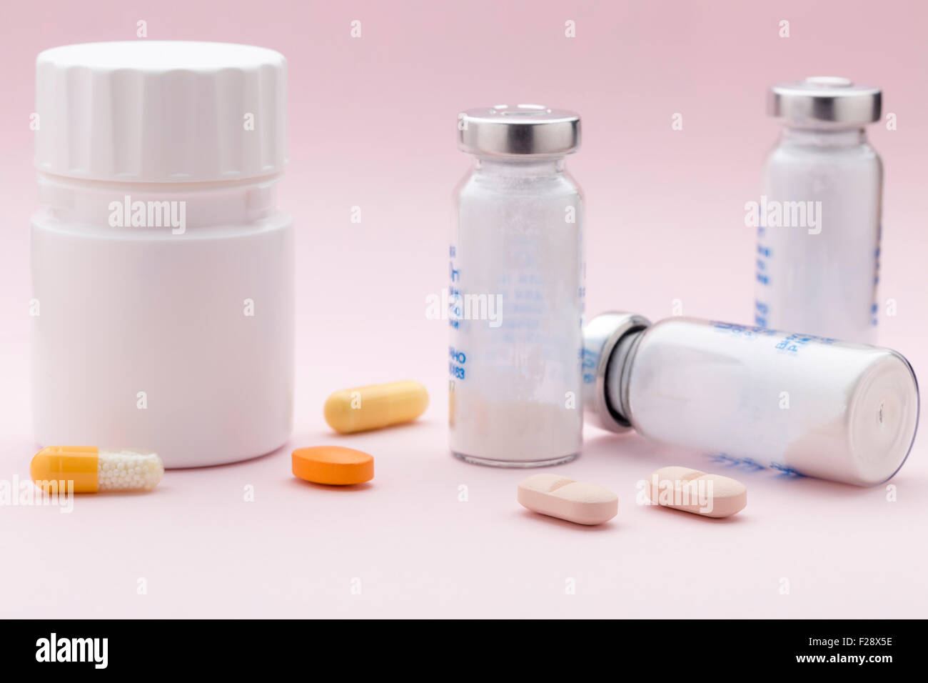 L'ensemble des flacons de médicaments, pilules colorées et seringue d'injection Banque D'Images